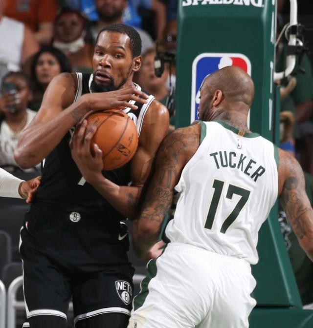 网站入口-全明星裁判阵容吹出离奇比赛 篮球场变身八角笼？